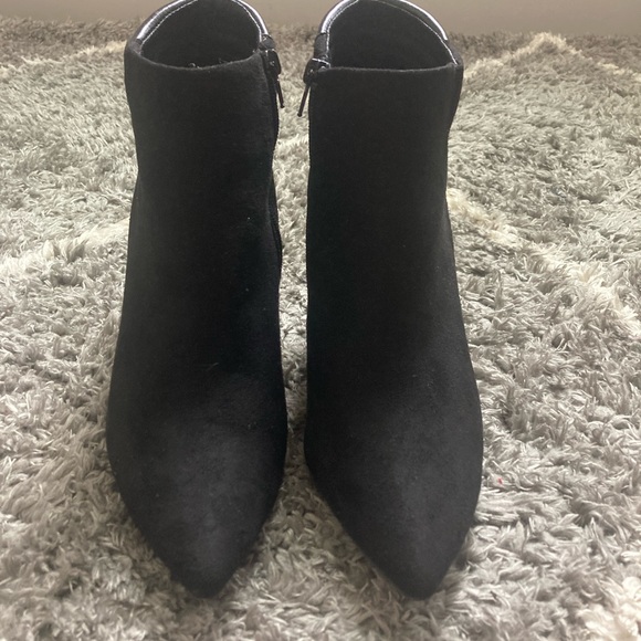 Black boots with heel. - Picture 2 of 6